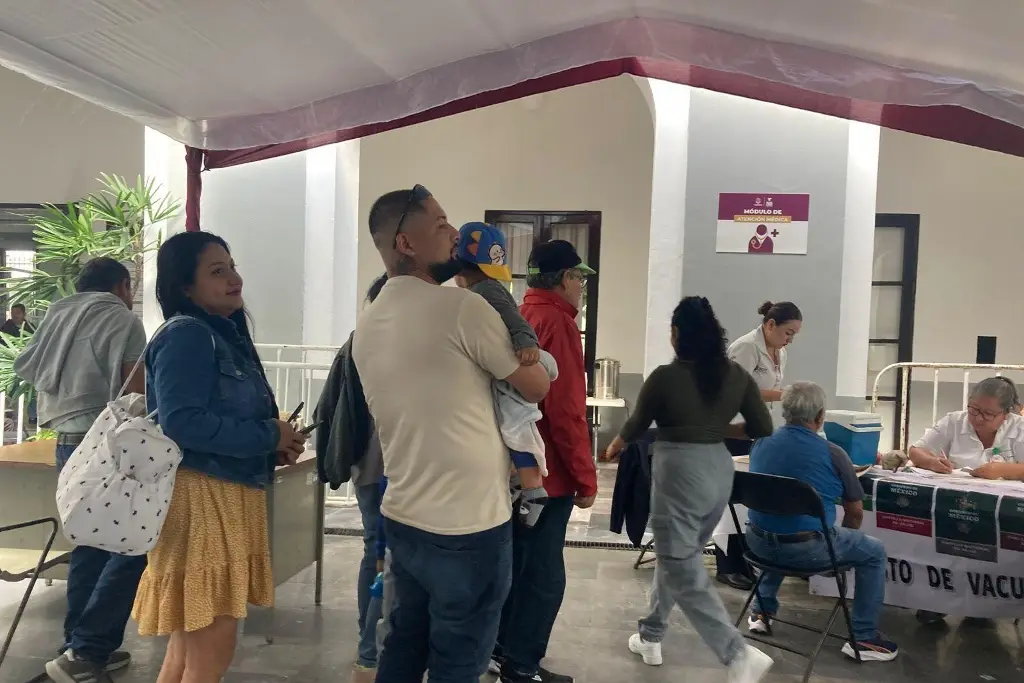 Imagen Toda la familia acude a vacunarse a módulo de Trigueros en Veracruz