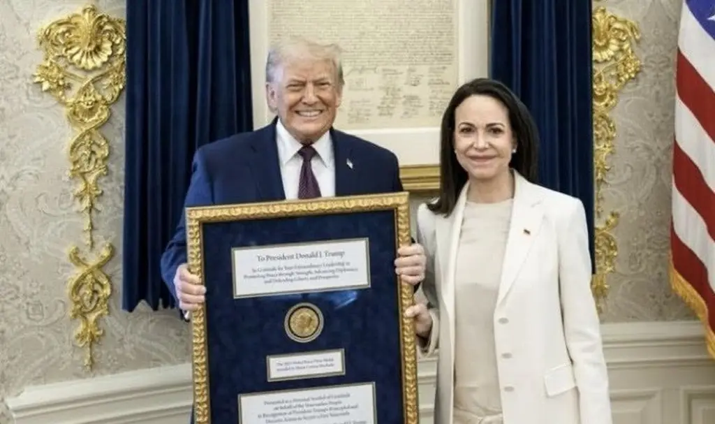 Imagen Como 'agradecimiento', María Corina Machado entregó a Trump medalla del Nobel enmarcada