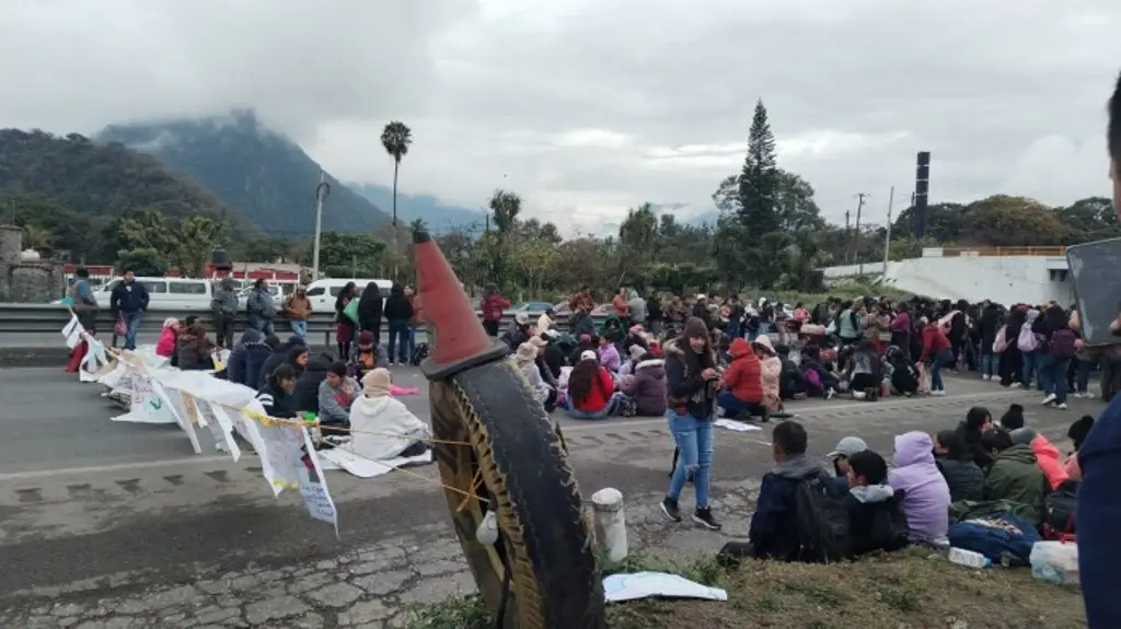 Imagen Por cuarto día, formadores de Conafe bloquearon autopista de Veracruz ¿Qué exigen?