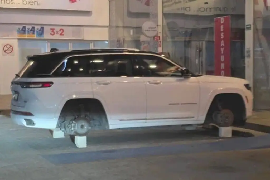 Imagen Roban las llantas a camioneta de diputado federal de Morena en plaza comercial de Puebla