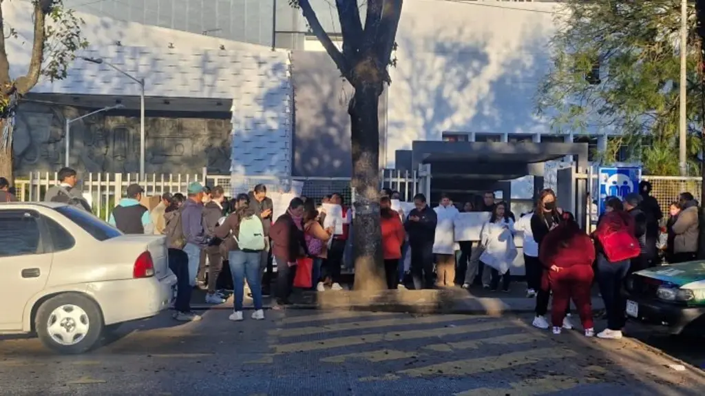 Trabajadores de salud del CAE protestan por falta de pago
