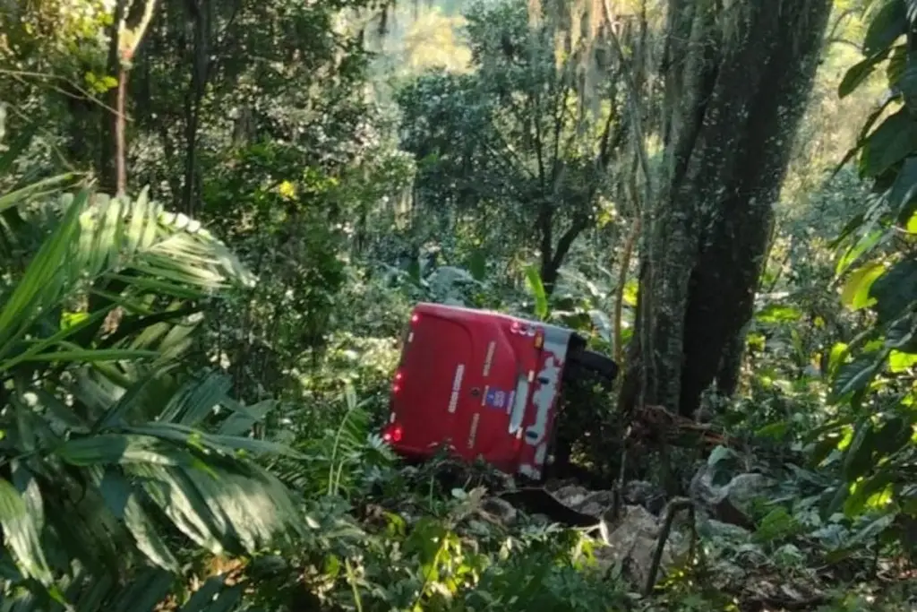 Vuelca autobús con estudiantes en carretera de Veracruz
