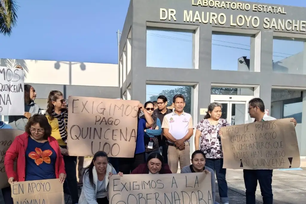 Imagen Se manifiestan en el Laboratorio Estatal de Salud en apoyo a personal que no ha recibido su pago 