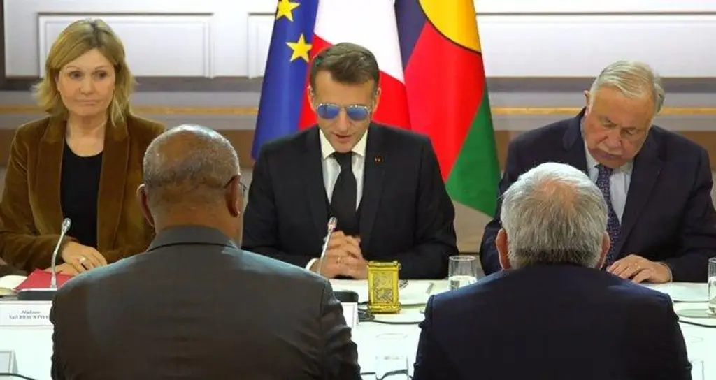 Imagen Macrón con ojo visiblemente enrojecido e hinchado; culpan a Brigitte (+Video)