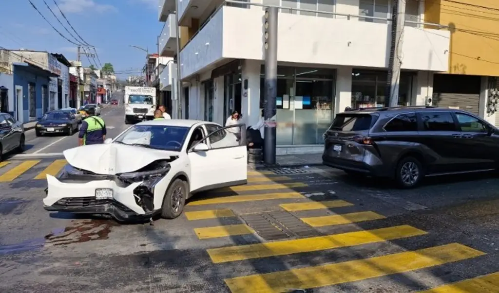 Imagen Accidente vial en Córdoba deja daños y tráfico en zona centro