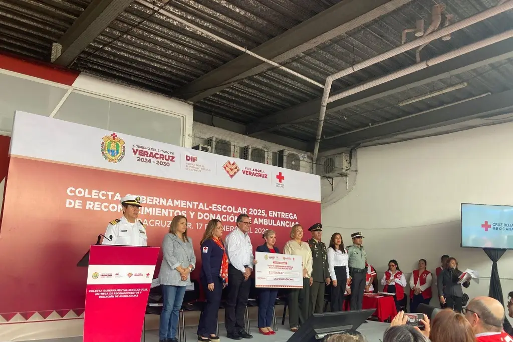 Cruz Roja Veracruz hace entrega de reconocimientos y ambulancias 