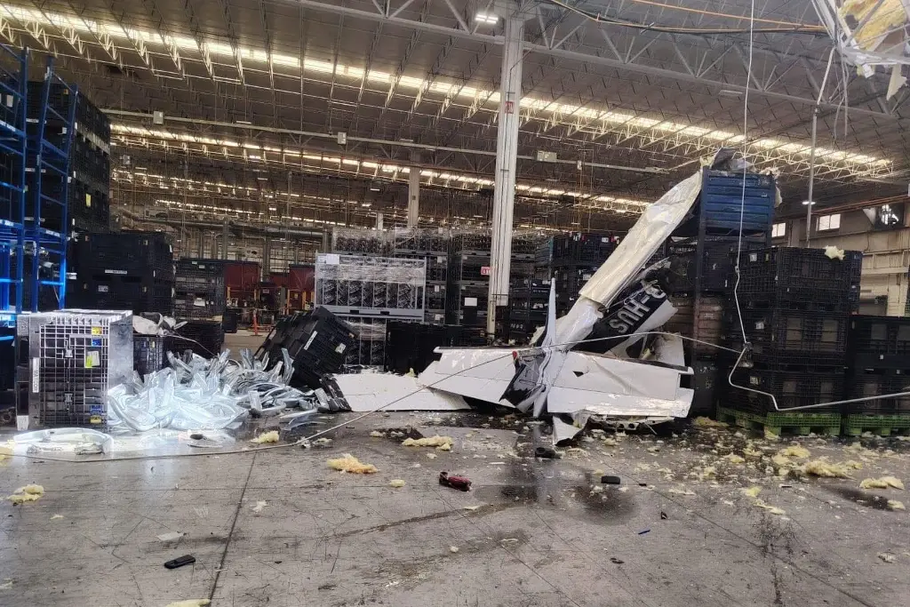 Imagen Se desploma avioneta sobre nave industrial en Ramos Arizpe 