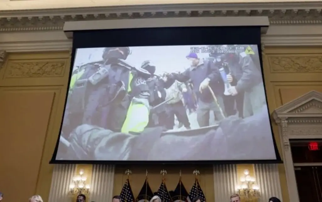 Imagen Trump advierte demanda a JPMorgan por excluirlo de sus servicios por asalto al Capitolio