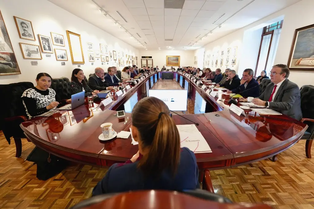 Imagen Sheinbaum se reúne con economistas para hablar sobre 'crecimiento y fortaleza' de México