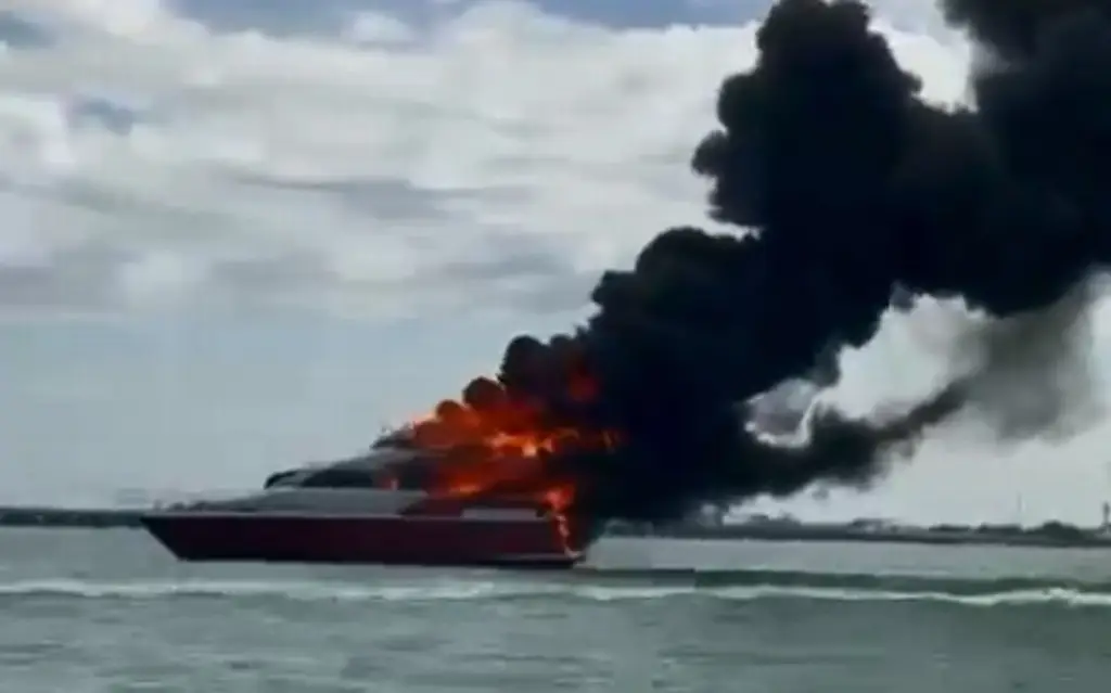 Imagen Se incendia yate frente a la costas de Yucatán; tripulantes se lanzan al mar (+Video)