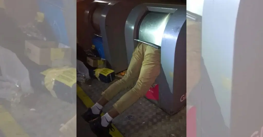 Imagen Rescatan a hombre que quedó atorado en bote de basura en Guadalajara