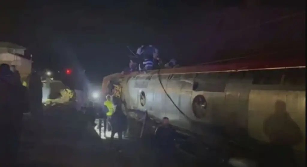 Imagen Descarrilan dos trenes en España: reportan al menos dos muertos