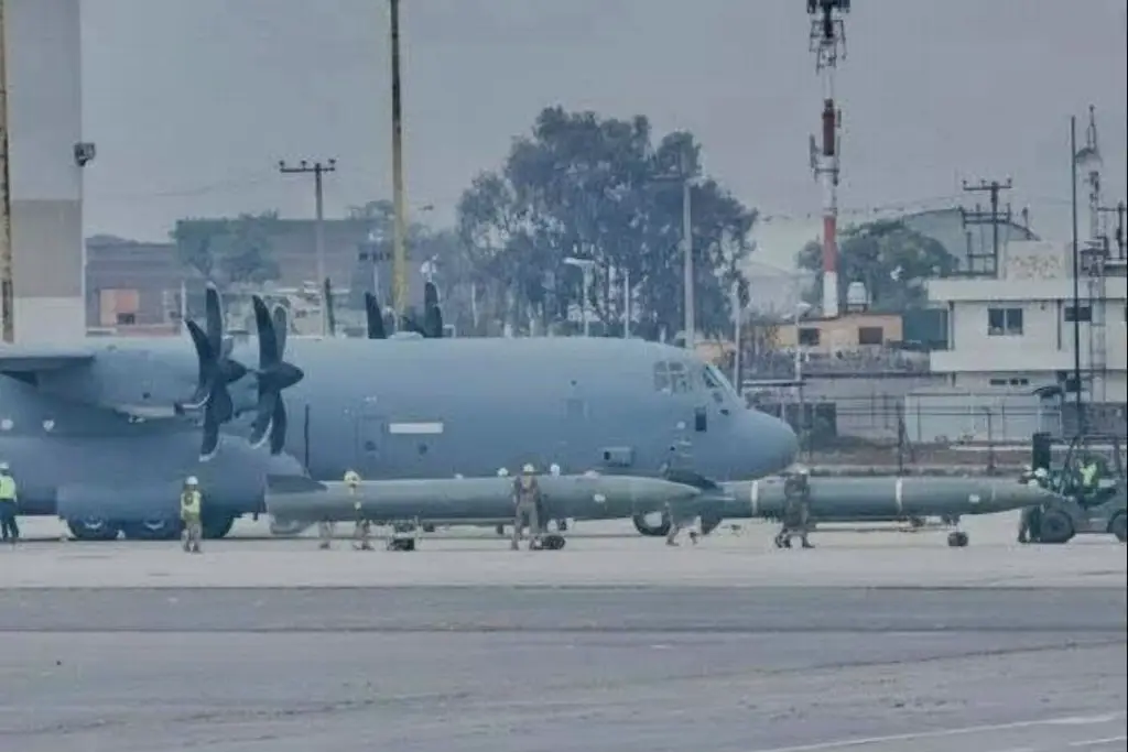 Imagen Captan avión 'Super Hércules' de EU llegando a aeropuerto de Toluca