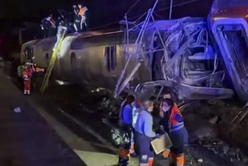 Imagen Suman cinco muertos tras descarrilamiento de dos trenes de alta velocidad en España