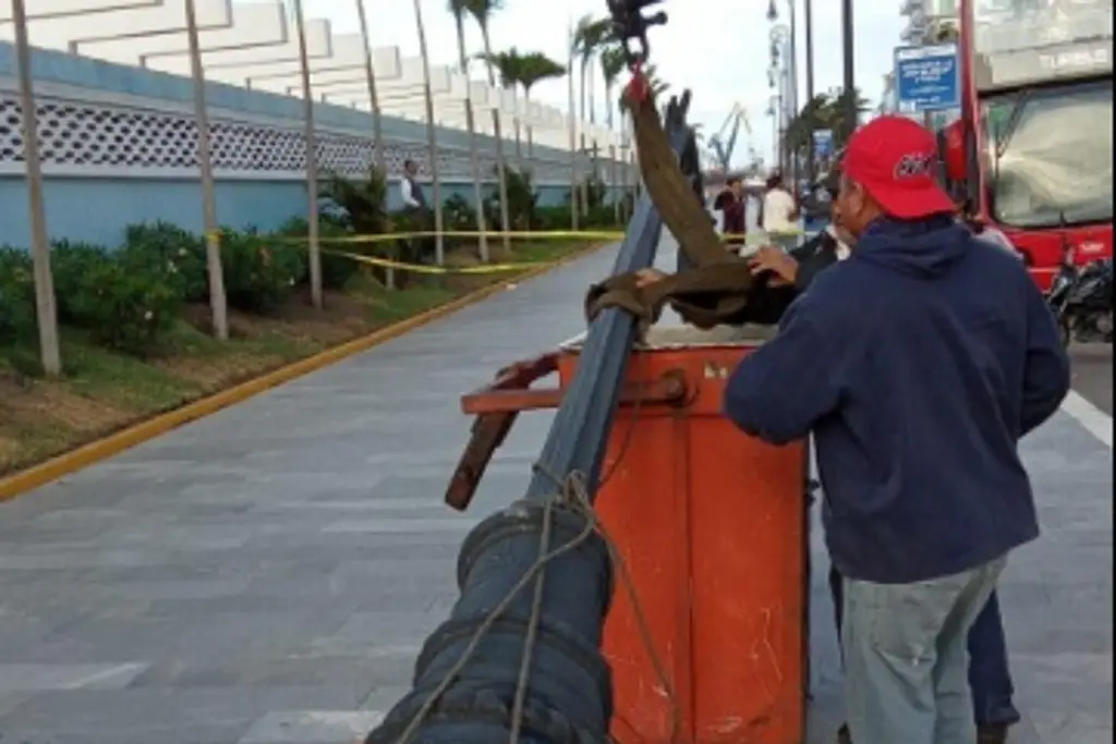 Imagen Retiran luminaria a punto de caer en Plaza Heroísmo Veracruzano 