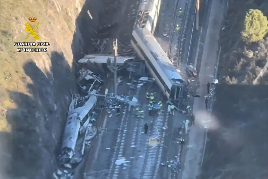 Suman 39 muertos y más de 100 heridos por choque de trenes en España (+Video)