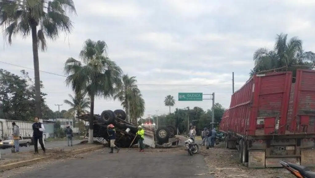 Imagen Cierre total por volcadura en esta carretera de Veracruz. Precaución