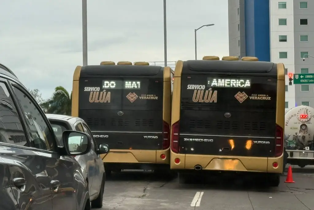 Imagen Chocan camiones Ulúa afuera de centro comercial de Boca del Río; provoca tráfico 