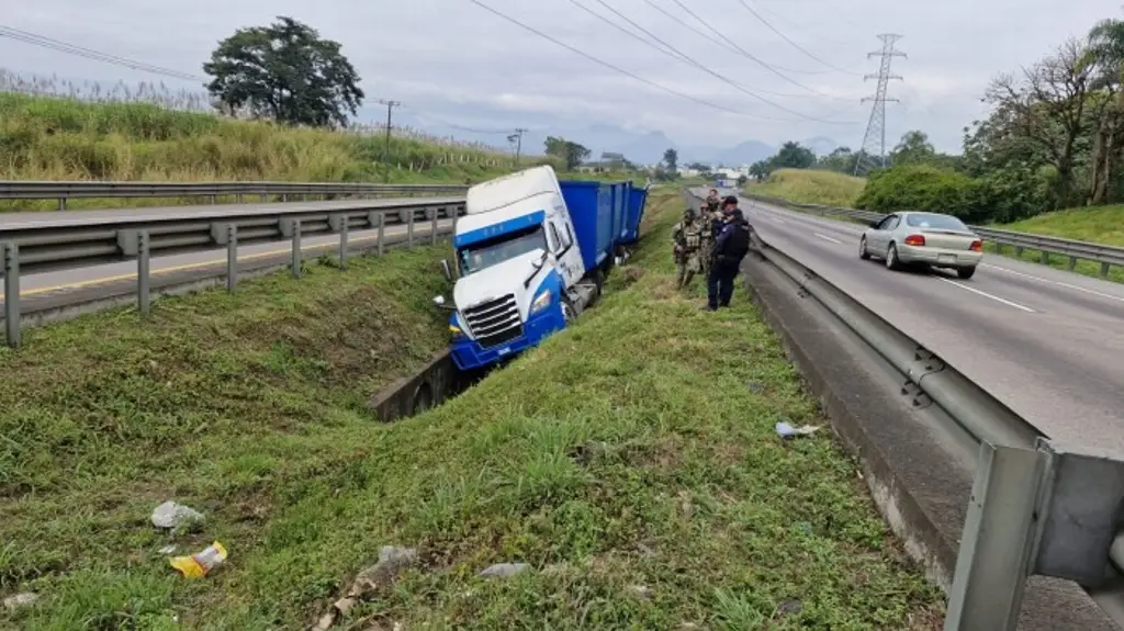 Imagen Tractocamión se sale del camino en autopista de Veracruz; así habría ocurrido 
