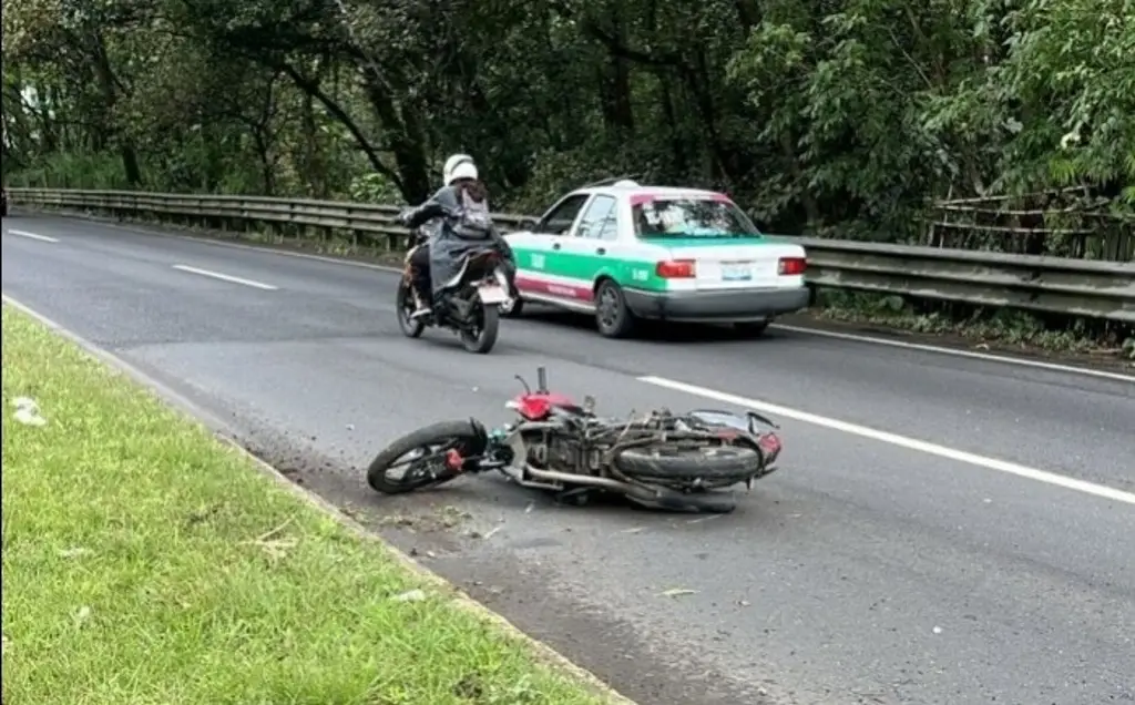 Imagen Motociclista muere tras derrapar en la carretera Xalapa–Coatepec