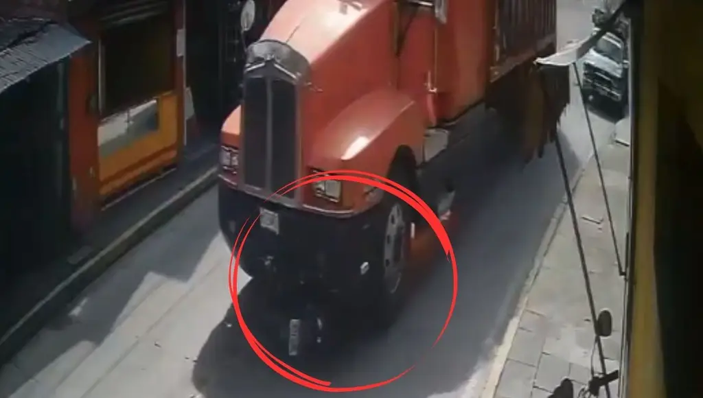 Imagen Camión sin frenos arrastra motocicleta en Atzalan; esto se sabe (+VIDEO)