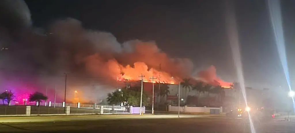 Imagen Mueren 3 bomberos por incendio en maquiladora de Tamaulipas