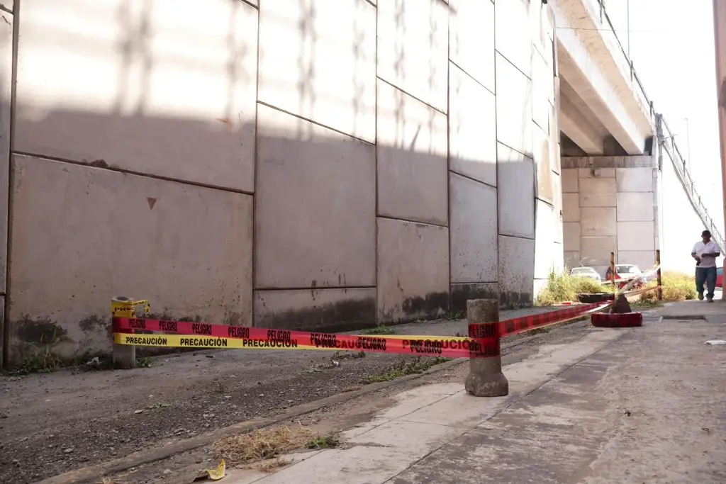 Imagen PC acordona puente Morelos de Veracruz tras desprendimiento de concreto 