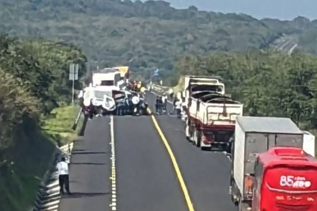 Imagen Alcalde suplente de Álamo entre lesionados tras accidente en autopista; reportan también 2 muertos