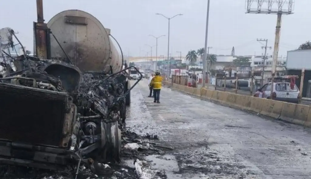 Imagen Se incendia pipa en puente de Coatzacoalcos, Veracruz; esto se sabe 