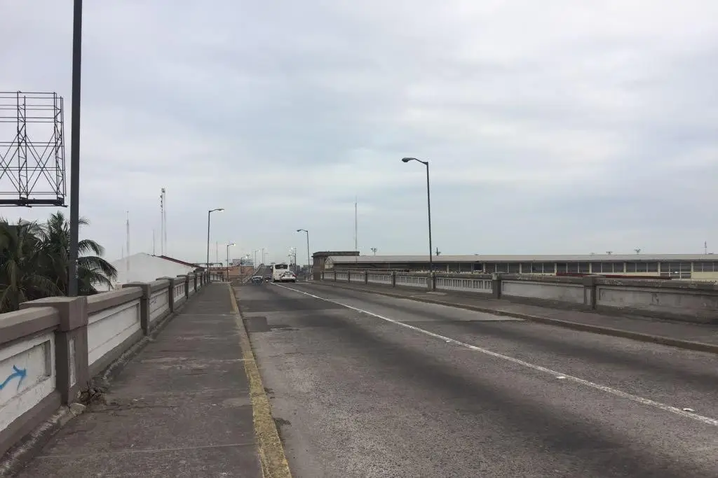 Imagen Colegio de Ingenieros de Veracruz revisa Puente Morelos, ¿Hay riesgo al circular por ahí? 
