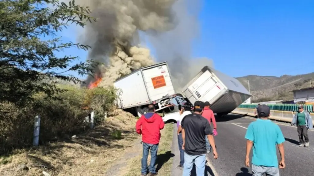 Imagen Se incendian dos unidades de carga tras chocar en autopista de Veracruz