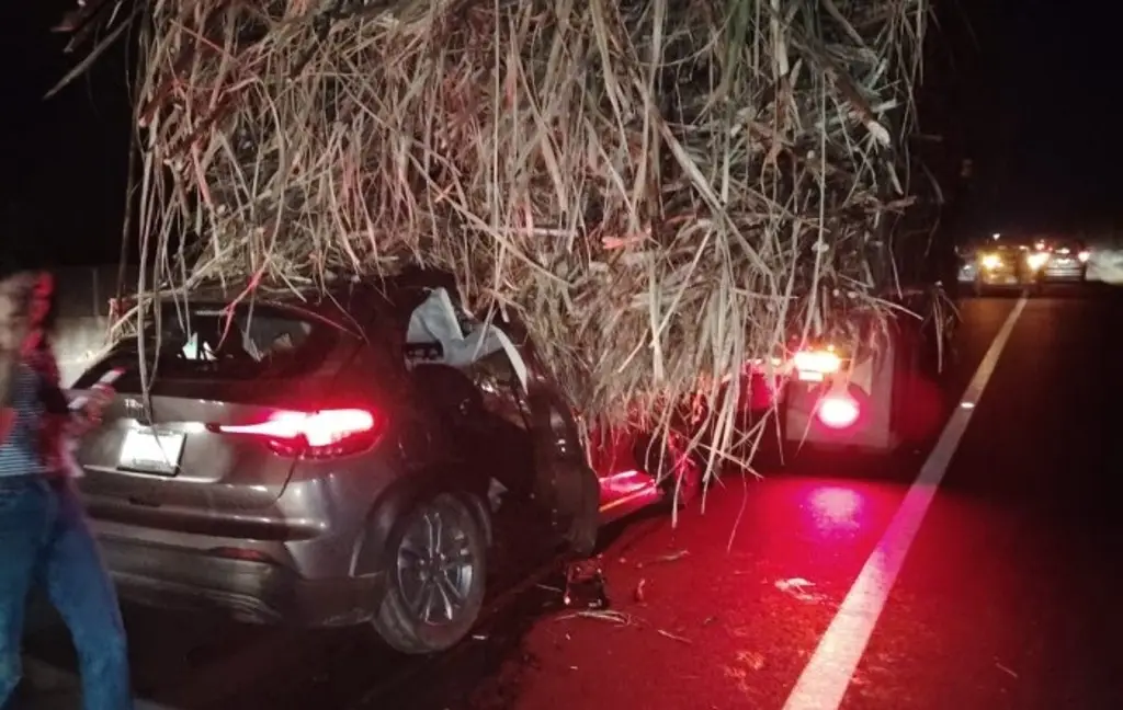 Imagen Auto choca contra camión cañero en carretera de Veracruz; hay dos mujeres lesionadas 