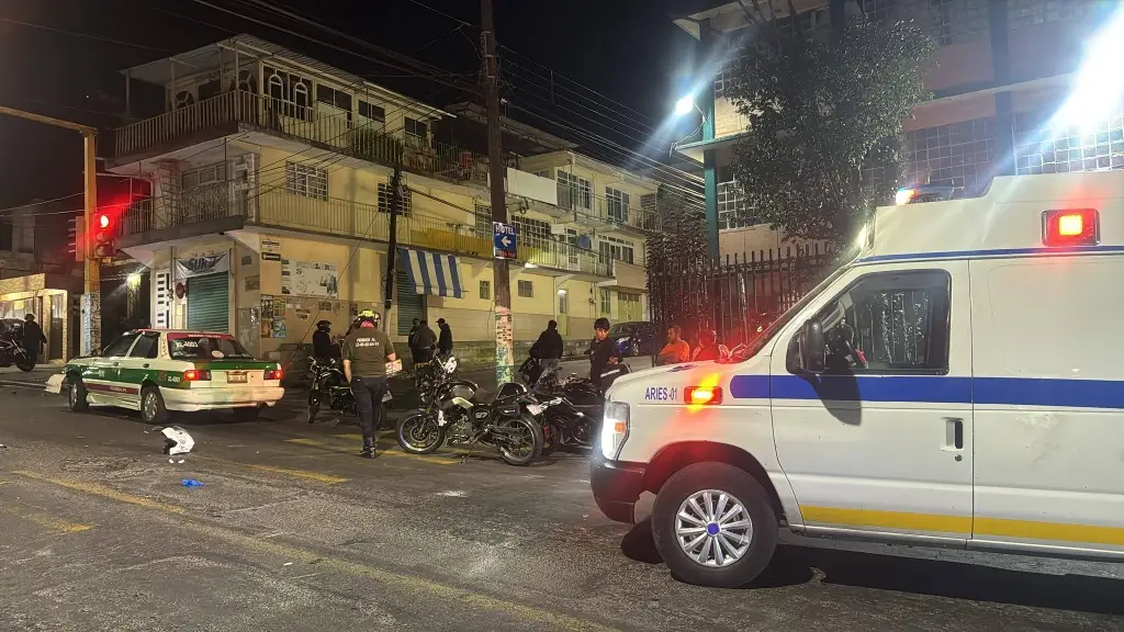 Imagen Se accidenta repartidor en moto en Xalapa, chocó contra un taxi
