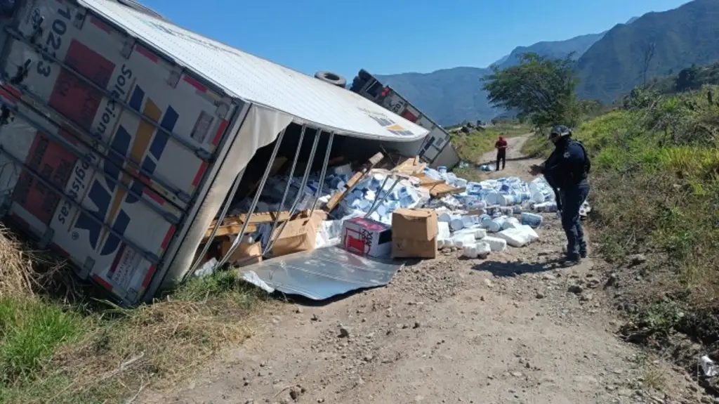 Imagen Saquean mercancía tras volcadura de tráiler en autopista de Veracruz