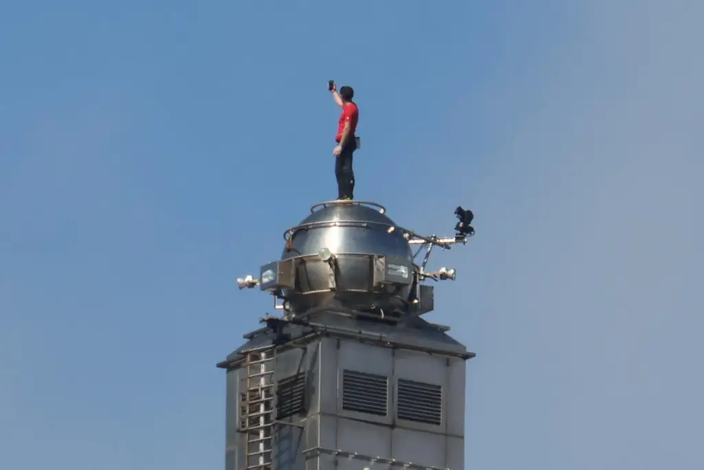 Imagen Sin cuerdas ni arnés, Alex Honnold escala el rascacielos Taipei 101 
