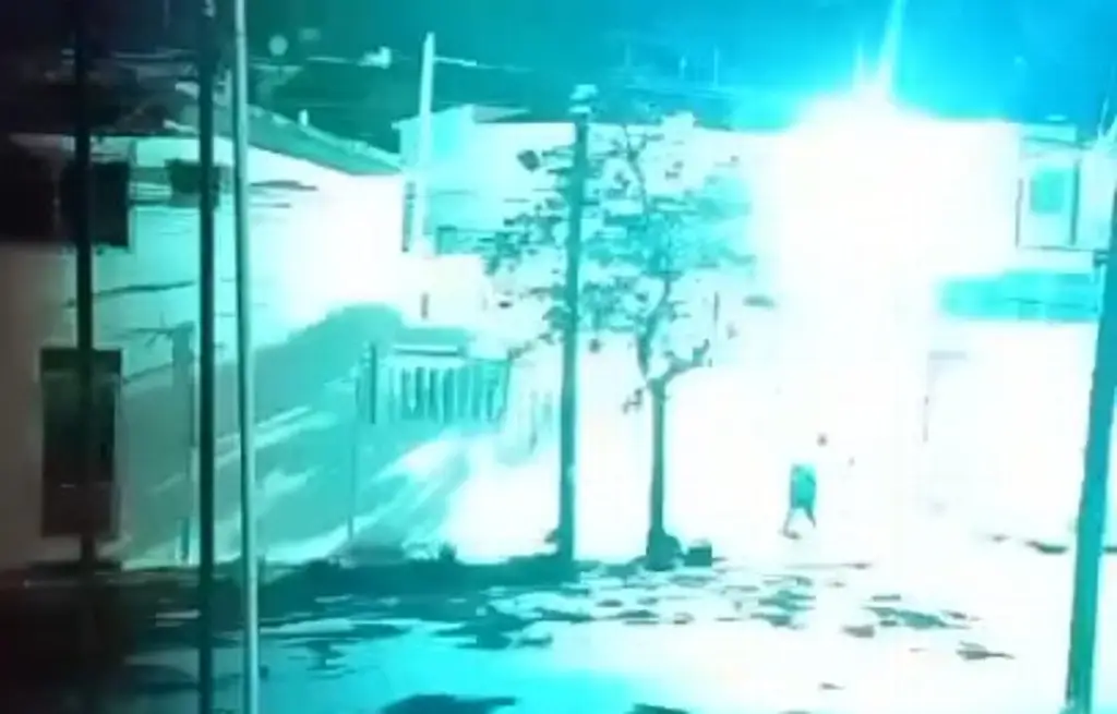 Imagen Echan chispas cables de CFE en fraccionamiento de Veracruz (+Video)