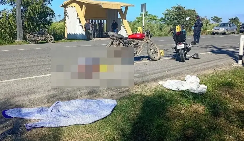 Imagen Muere adulto mayor tras choque de motocicleta en carretera
