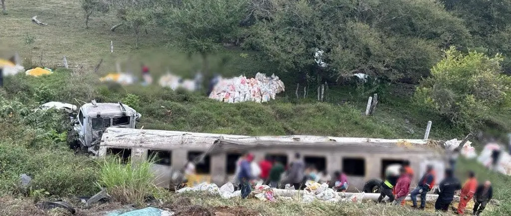 Imagen Otro accidente con rapiña en autopista que lleva al puerto de Veracruz
