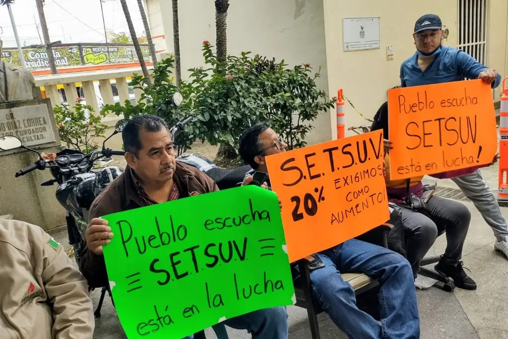 Imagen Se manifiestan trabajadores de la UV; amenazan con huelga