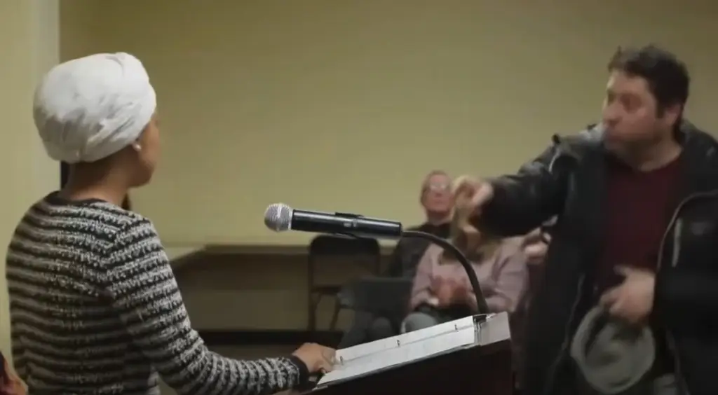 Imagen Hombre rocía con líquido a congresista demócrata en un mítin en Mineápolis (+Video)