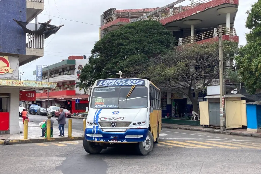 Imagen Usuarios del transporte público se quejan porque choferes siguen cobrando 12 pesos