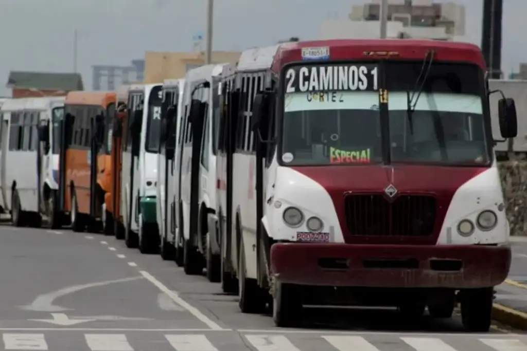 Imagen Chofer le cobró 12 pesos y por reclamarle, se quedó con su cambio del billete de 20