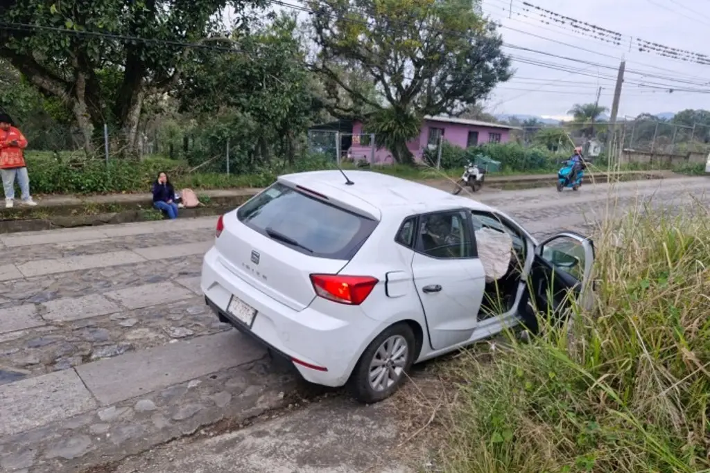 Imagen Aparatosa volcadura en Córdoba, Veracruz; hay una mujer lesionada 