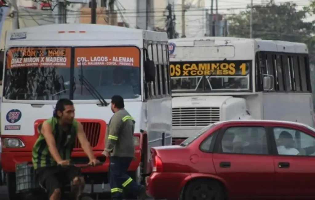 Imagen Camionero bajó a mujer e hija con discapacidad por no pagar aumento del pasaje en Veracruz