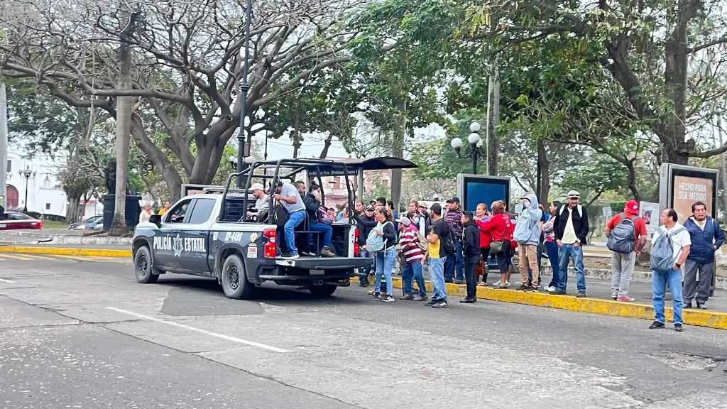 Imagen Patrullas trasladan a pasajeros ante los pocos camiones de pasaje en Veracruz