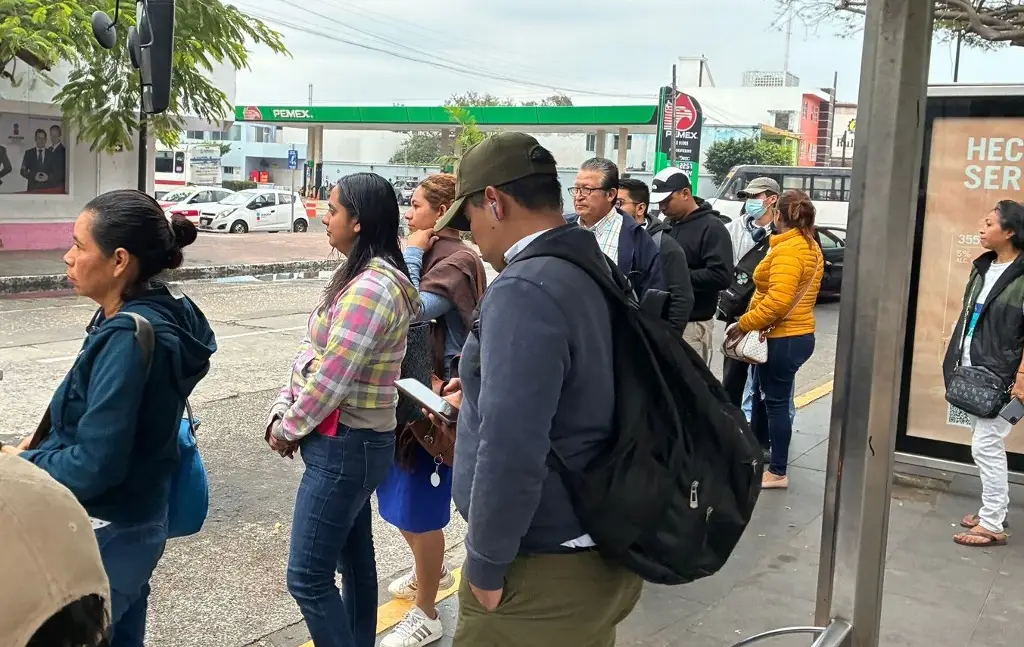 Imagen Paradas llenas de pasajeros ante los pocos camiones este viernes