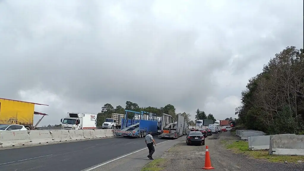 Imagen Tome precauciones, hay cierre parcial de circulación en carretera de Veracruz