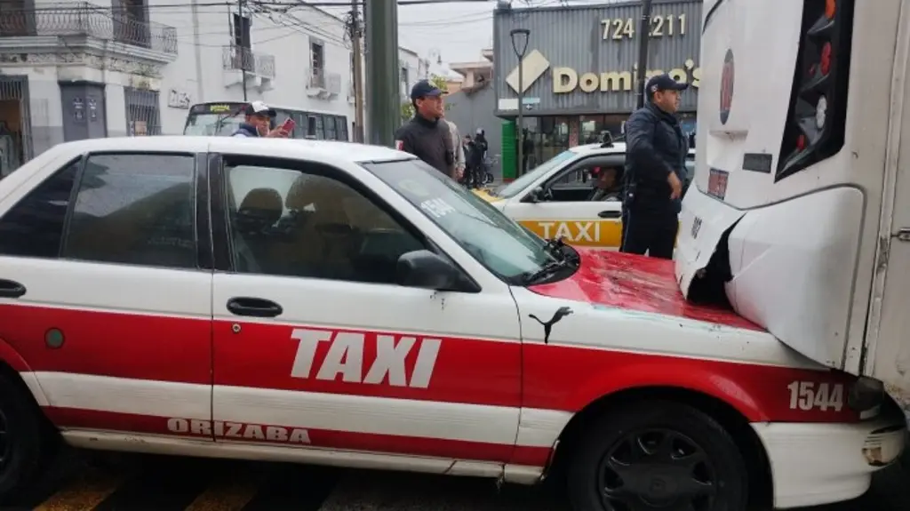 Imagen Autobús choca contra taxi al echarse de reversa en Orizaba, Veracruz