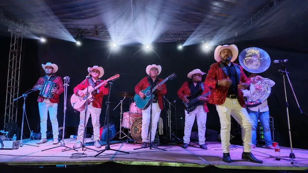 Imagen Grupo musical encuentra en empeño de Acayucan sus instrumentos robados