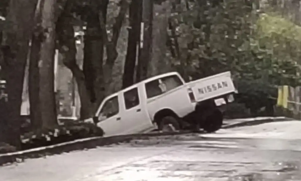 Imagen Muere mujer por choque de camioneta contra un árbol en Xalapa, Veracruz; hay dos heridos